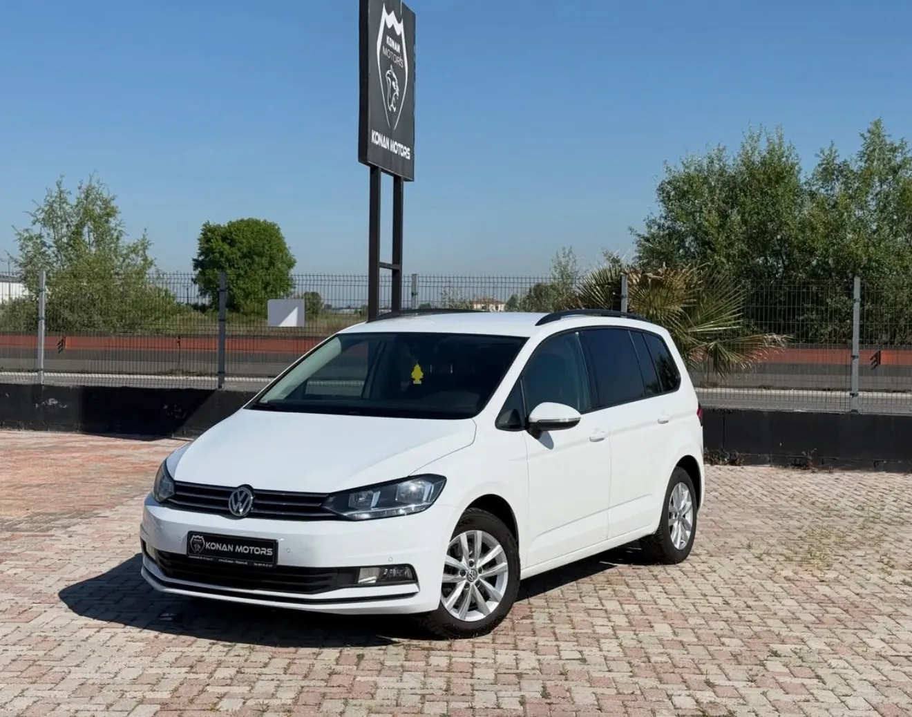 Volkswagen Touran, 2017 — 1