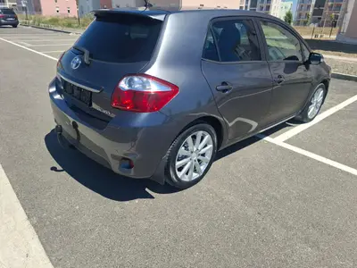 Toyota Auris 2010 — 2